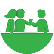 Kamarádi popíjející v baru