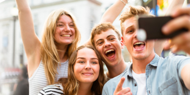 Adolescenti, kteří fotí selfie.